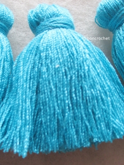 พู่แบบหนาฟู ขนาด 2 นิ้ว 4 ply tassel crochet acrylic yarn 4 ply ฟ้าเข้ม 2 นิ้ว
