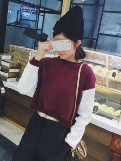 เสื้อแขนยาว ตัวสั้น ด้านในเป็นผ้าสำลีนุ่มๆ อุ่น สีแดงตัดกับสีขาว น่ารักจ้า