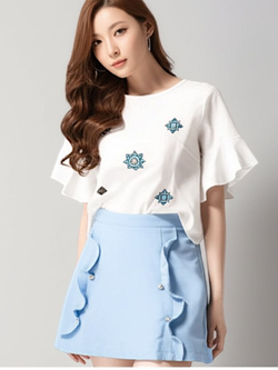 Set_bs1753 ชุดเซ็ท(เสื้อ+กระโปรง) เสื้อแฟชั่นสีขาวแขนระบายงานปักลายกราฟฟิคเก๋ๆ ผ้าสลาฟเนื้อดี กระโปรงสีฟ้าแต่งระบายซิปหลังมีซับในผ้าไมโครเนื้อดี งานเซ็ทเข้าชุดสุดน่ารัก แมทช์ได้ลงตัว แยกใส่กับตัวอื่นก็สวย