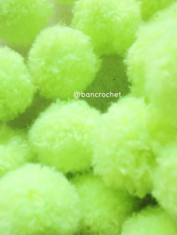 ปอมปอมไหมพรม ขนาด 2.5-3 ซม pom poms crochet เขียวสะท้อนแสง 2.5-3 ซม.