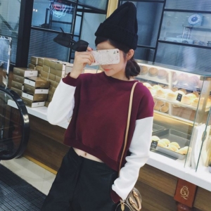 เสื้อแขนยาว ตัวสั้น ด้านในเป็นผ้าสำลีนุ่มๆ อุ่น สีแดงตัดกับสีขาว น่ารักจ้า