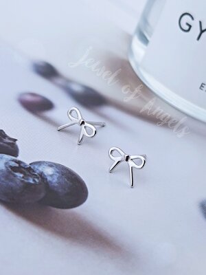 ต่างหูเงินแท้S925 รุ่น Gift ต่างหู stud รูปผูกโบว์ สีเงินเล็กๆ เงินแท้ทั้งชิ้น ตุ้มหูเงิน Silver925