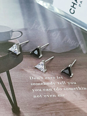 ต่างหูเงินแท้ S925 รุ่น Numb ต่างหูก้านเสียบ เพชรCZ 3เหลี่ยม สีขาวใส สีดำ เงินแท้ทั้งชิ้น Silver925