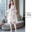 Dress4396 เดรสยาวลายดอกไม้พื้นสีขาว แขนสามส่วนระบาย ซิปข้างใส่ง่าย มีซับในอย่างดีทั้งชุด ทรงคอวีใส่แล้วดูเพรียว