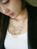 พร้อมส่ง สร้อยคอลายดอกไม้ สีทอง หรูหรา